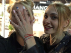 Две блондинки в Волгограде примерили пальто эксгибициониста