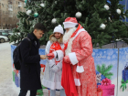 В Волгограде Дед Мороз с серпом и молотом дарил конфеты с напоминанием об основании СССР