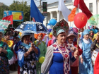 В честь Дня города по центру Волгограда прошла цирковая кавалькада