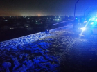 Грузовик протаранил ограждение и улетел с 40-метровой высоты моста на Третьей Продольной в Волгограде