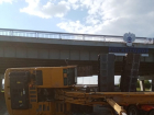 Эвакуатор с волгоградским экскаватором разрушил мост в Саратовской области: видео