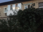 Полиция выставила пост у дома в Калаче, где живет семья подозреваемого в убийстве