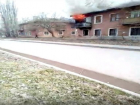 Полыхающий двухэтажный дом сняли на видео в Красноармейском районе Волгограда