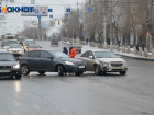 Авария на пересечении улиц Пархоменко и Невской стала причиной утренней пробки в Волгограде