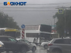 Двухэтажный автобус попал в массовое ДТП в Волгограде: видео 
