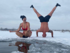 Волгоградские "моржи" открыли пляжный сезон в 20-градусный мороз: видео