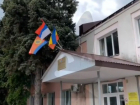 Перевернутый флаг России установила на здании администрация в Волгоградской области