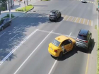 Внезапная вежливость на дороге мгновенно аукнулась ДТП на видео в Волгограде