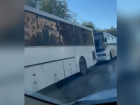 Колонну автобусов у воинской части сняли на видео в Волгоградской области