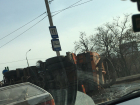 На западе Волгограда перевернулась спецтехника