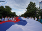 Стометровый флаг пронесли по центру Волгограда на День России 