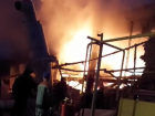 Появилось видео с места пожара на заводе на юге Волгограда