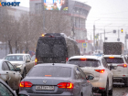 "Знаки все есть, а толку - нет": Волгоград требуют избавить от фур в гололед 