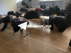 Промокли куртки: потоп в школьной раздевалке в Волгограде попал на видео 