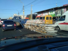 В Ворошиловском районе Волгограда грузовик "сбросил" стройматериалы на ходу