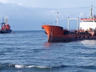 Капитан танкера с помощником перекачали 20 тонн нефти в Волгограде