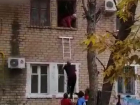 Многоквартирный дом сгорел на юге Волгограда: жильцы греют чай на костре