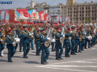 Военные и зрители хором спели «День Победы» на параде в Волгограде