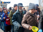 Сотни обездоленных кормят и одевают каждую субботу у ДК алюминиевого завода в Волгограде