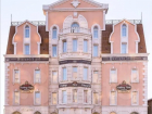 Похожий на дворец отель выставили на продажу в Волгограде
