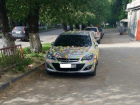 Иномарку с московскими номерами обклеили разноцветными стикерами в Волгограде