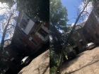 Дерево рухнуло на крышу дома на юге Волгограда