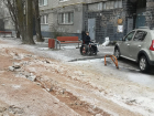 «Живем отдельным государством»: ледовую колею счистили во дворе 11-летнего волгоградца с ДЦП