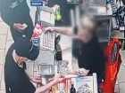 Ворующая деньги из кассы продавщица попала на видео в Волгограде