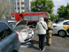 Mazda задымилась посреди дороги в Ворошиловском районе Волгограда
