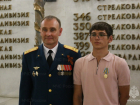 Волгоградца наградили за спасение провалившегося под лет ребенка