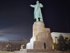 Площадь Ленина аврально озеленяют в центре Волгограда