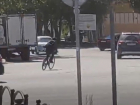 Поверившего в свое бессмертие велосипедиста сняли на видео волгоградские водители