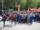 В Волгограде возложили цветы к Вечному огню на площади Павших борцов