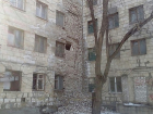 Стена рухнула в многоквартирном доме в Волжском