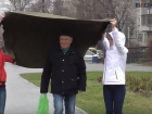 В Волгограде активисты спасали от дождя прохожих в парке им. Саши Филиппова 