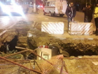 В Волгограде автомобиль провалился в двухметровую яму на проезжей части