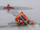 Волгоградские спасатели провалились под лёд