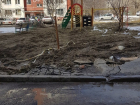Детская площадка превратилась в месиво из грязи и разбитого асфальта в Волгограде