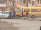 ﻿Маршрутчик устроил ДТП на трамвайных путях в Волгограде