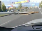 Рекламный щит рухнул на Вторую Продольную из-за шквалистого ветра на юге Волгограда