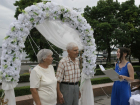 В Волгограде в шуточном ЗАГСе в День семьи поженились пенсионеры