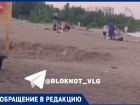 «Держателей» пляжа на Тулака сняли в Волгограде на видео: собирают деньги за лежаки и отдыхают