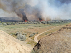 Огонь подобрался к двум хуторам и к поселку Волгоградской области
