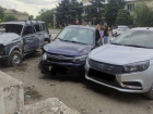 Четыре машины расплющила на парковке взбесившаяся «Нива» под Волгоградом