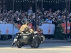 Водитель заглохшего мотоцикла удивил зрителей парада в Волгограде