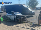 Людей на остановке спасло чудо: ДТП с фурой попало на видео в Волгограде 