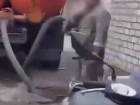 Грязные дела КамАЗиста сняли на видео на юге Волгограда