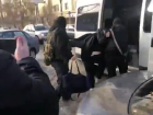 Вытащили из такси у «торгушки», вырезали дверь: задержание порноделов в Волгограде сняли на видео