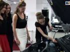 В 3-м этапе "Мисс Блокнот Волгоград-2016" участницы меняли воздушный фильтр в автомобиле