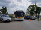 Автобус "Питеравто" не поделил дорогу с легковыми автомобилями в Волгограде